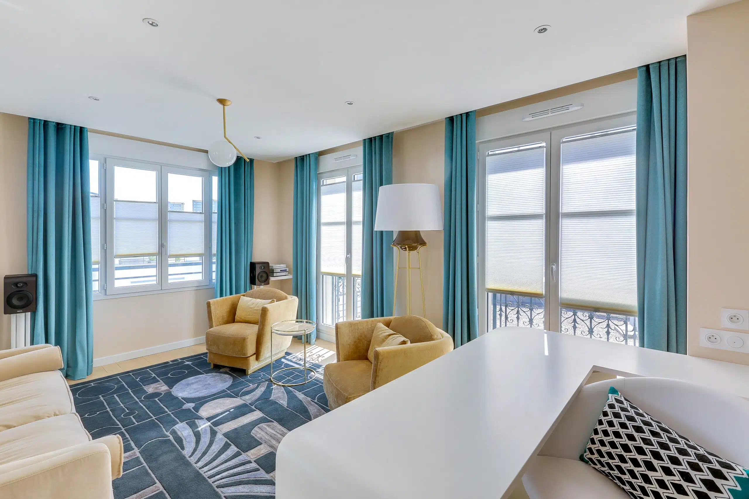 Comment créer un coin de travail inspirant dans sa maison à Paris 3 shoootin photo 12 2 scaled