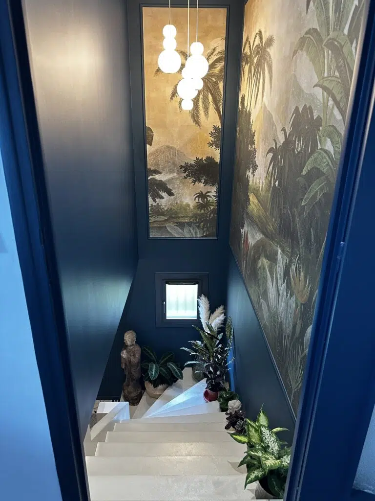 Les 10 meilleures tendances en décoration d'intérieur à Paris en 2024 5 Architecture dinterieur a Paris escalier design papier peint nature verdure 2